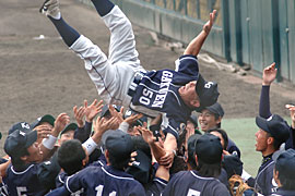 胴上げされる石田監督